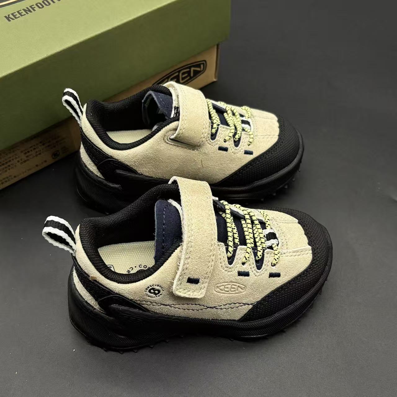 Children's shoes child